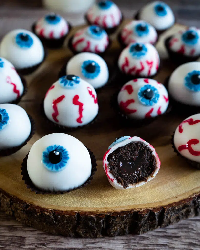 Vegan halloween treats - no bake chocolate balls covered in icing and decorated to look like eyeballs!