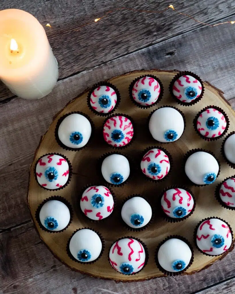 Vegan halloween treats - no bake chocolate balls covered in icing and decorated to look like eyeballs!