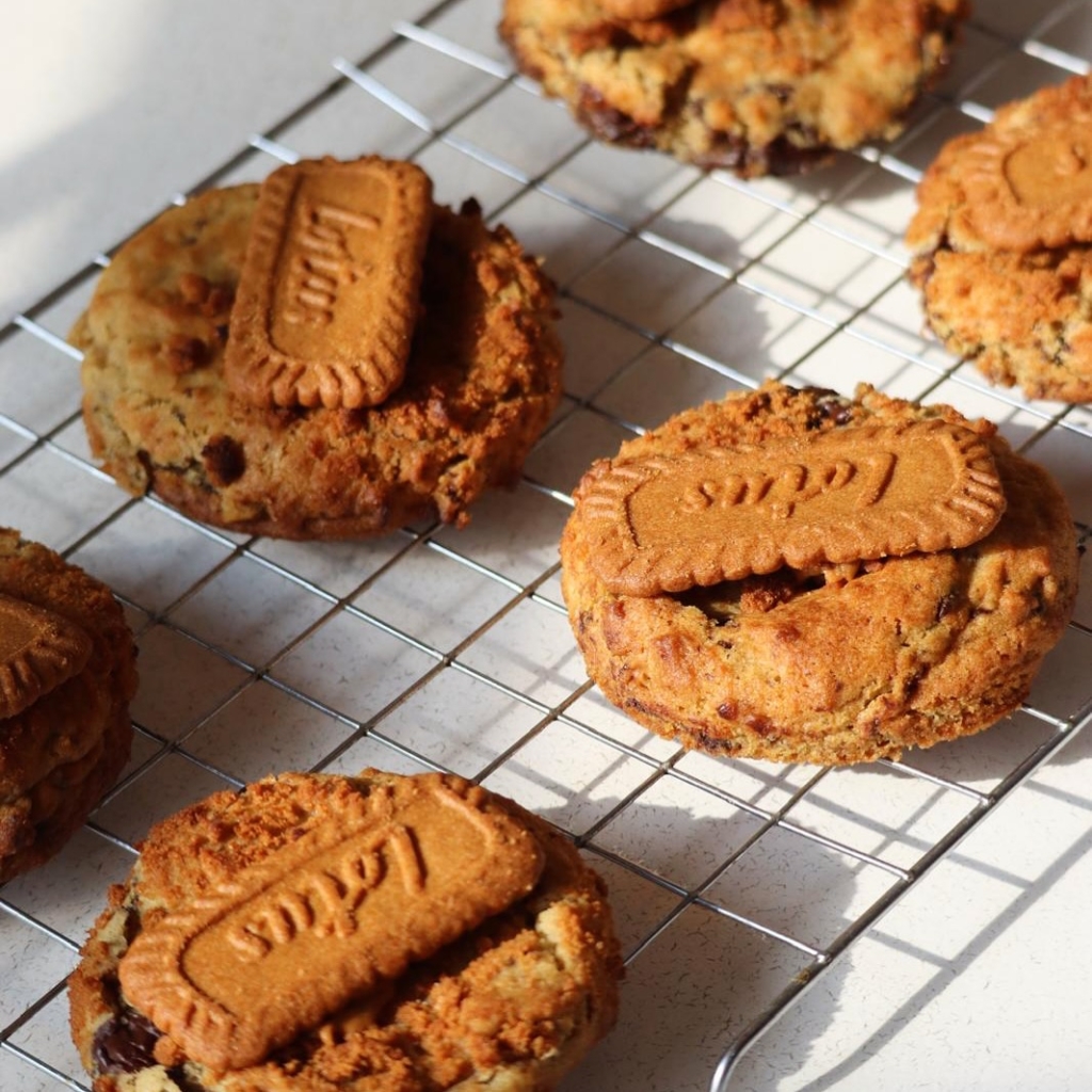 Vegan Biscoff stuffed cookies
